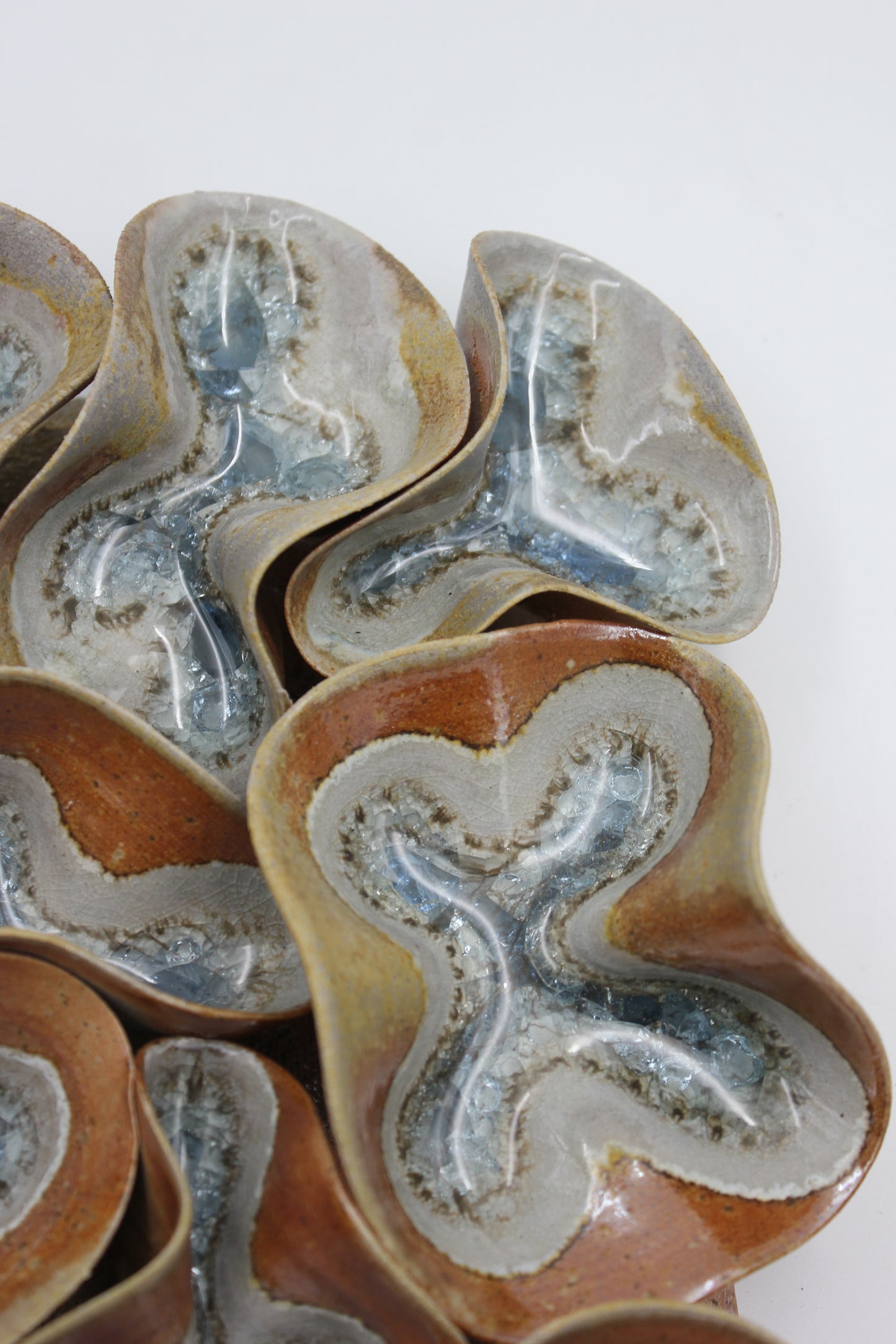 Vägghängd skulptur, is