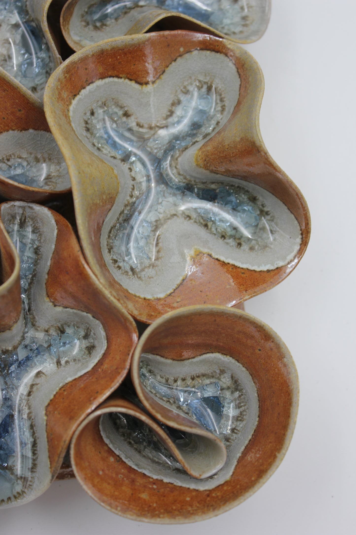 Vägghängd skulptur, is